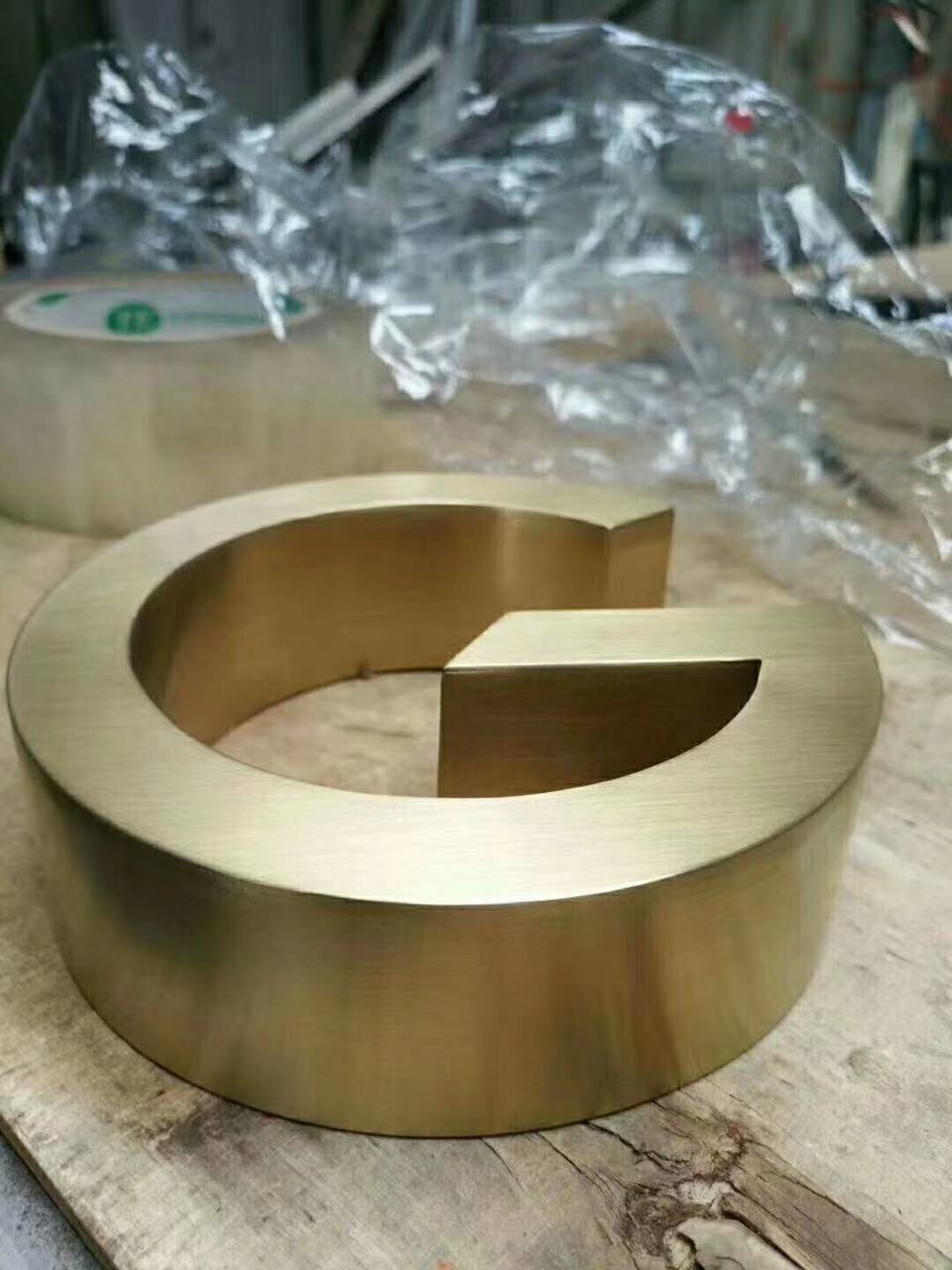 临沂亚克力灯箱:品质匠心,顺应趋势点亮城市商业新光彩